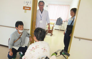 ひまわり薬局　仕事の様子
